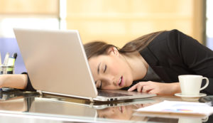 narolepsy-woman-falling-asleep-at-desk